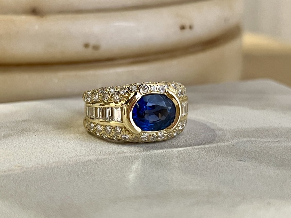 Dome Ring In Yellow Gold, Oval Sapphire Of 2.25 Ct, Baguette Diamonds Of 0.90 Ct And Diamonds Of 0.75 Ct-photo-3