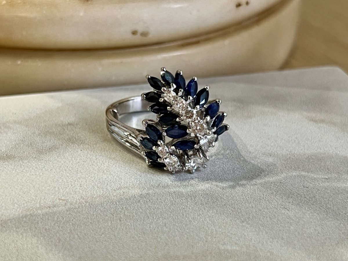 Bague en or blanc, saphirs de taille marquise pour 0,90 carat et diamants pour 0,70 carat-photo-2