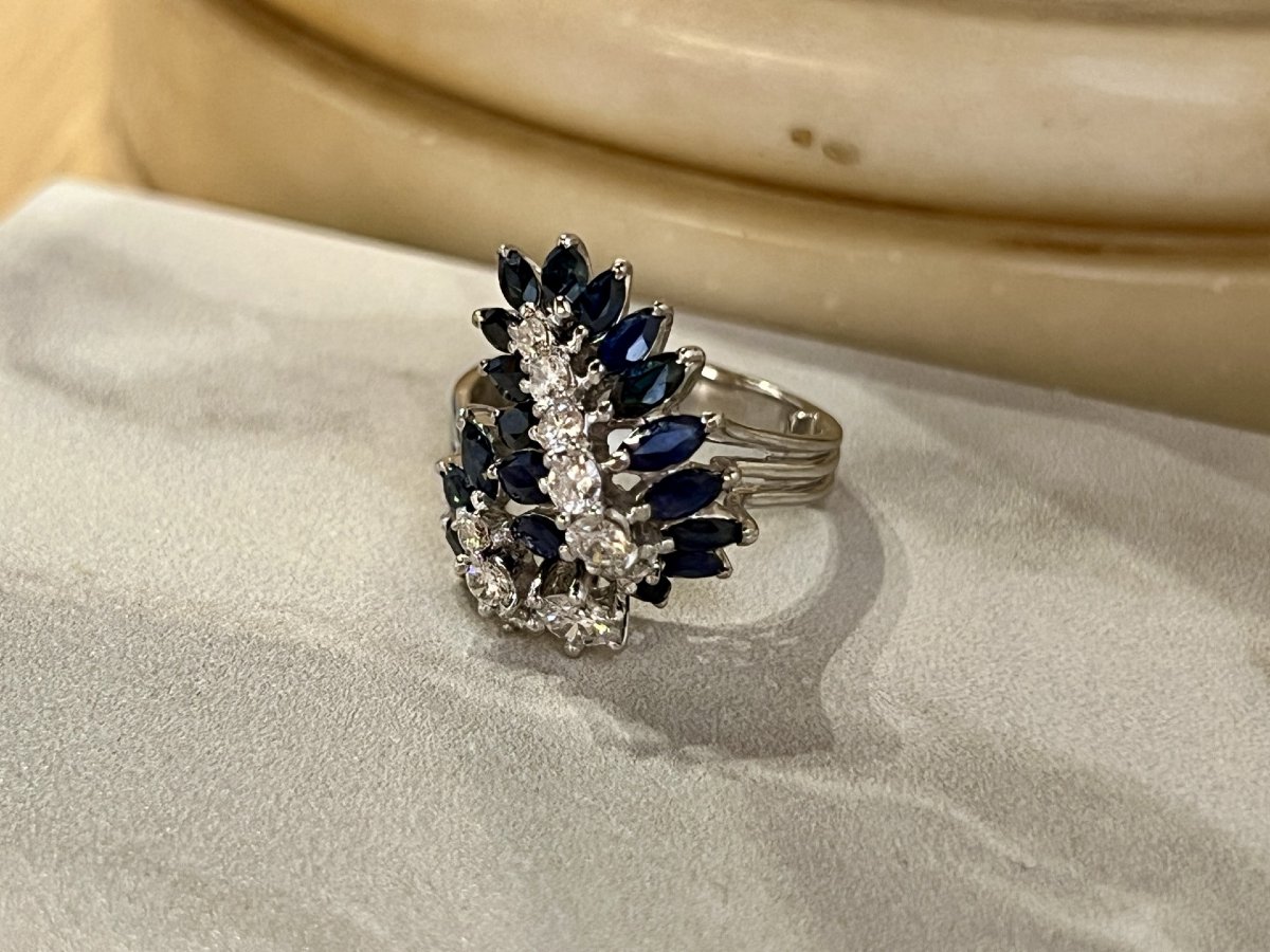 Bague en or blanc, saphirs de taille marquise pour 0,90 carat et diamants pour 0,70 carat-photo-3