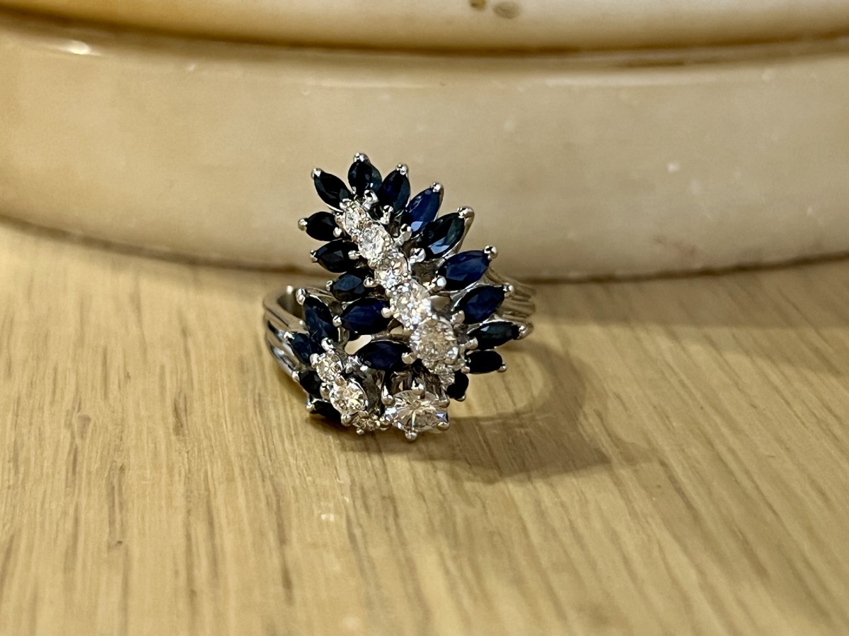 Bague en or blanc, saphirs de taille marquise pour 0,90 carat et diamants pour 0,70 carat