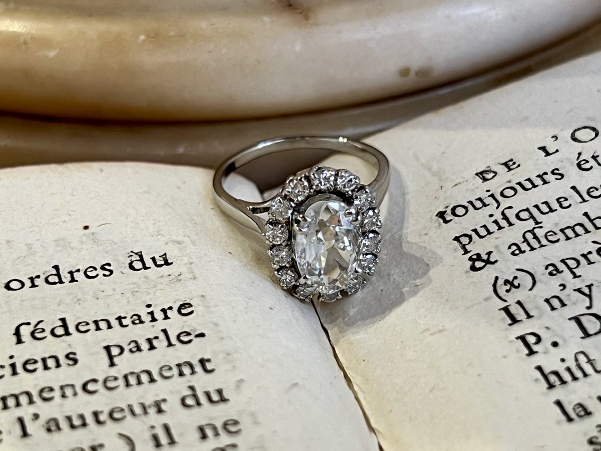 Bague Marguerite en or blanc, diamant ovale de taille ancienne de 1 ct et diamants pour 0,60 ct-photo-2