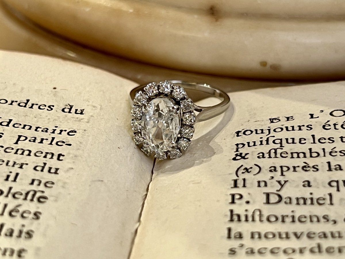 Bague Marguerite en or blanc, diamant ovale de taille ancienne de 1 ct et diamants pour 0,60 ct-photo-3