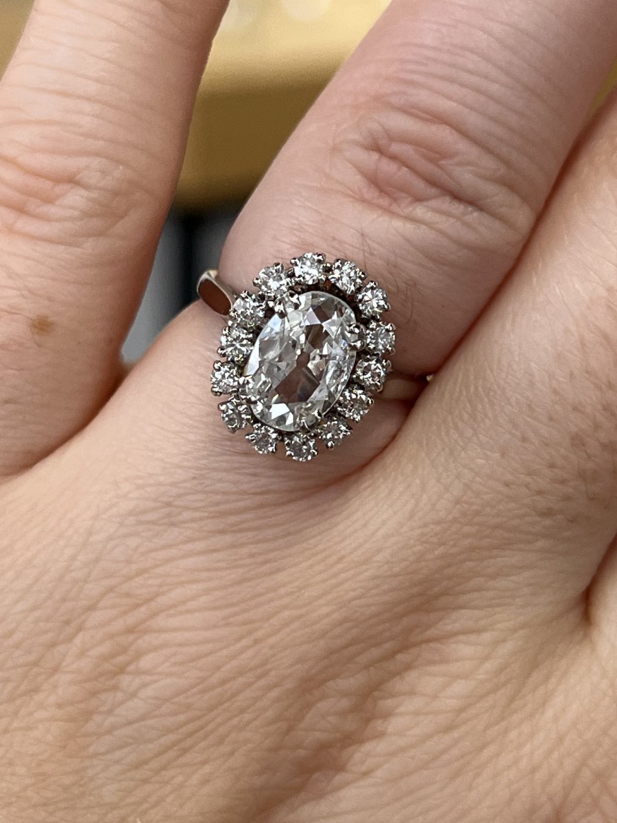 Bague Marguerite en or blanc, diamant ovale de taille ancienne de 1 ct et diamants pour 0,60 ct-photo-4