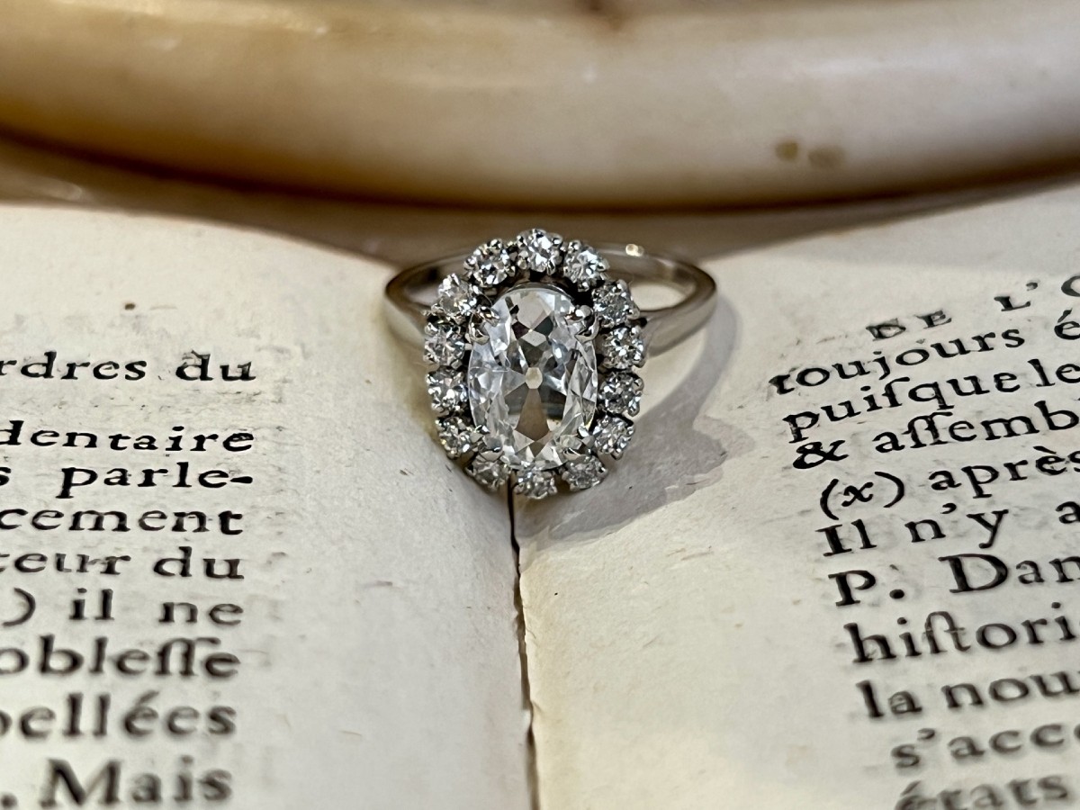 Bague Marguerite en or blanc, diamant ovale de taille ancienne de 1 ct et diamants pour 0,60 ct