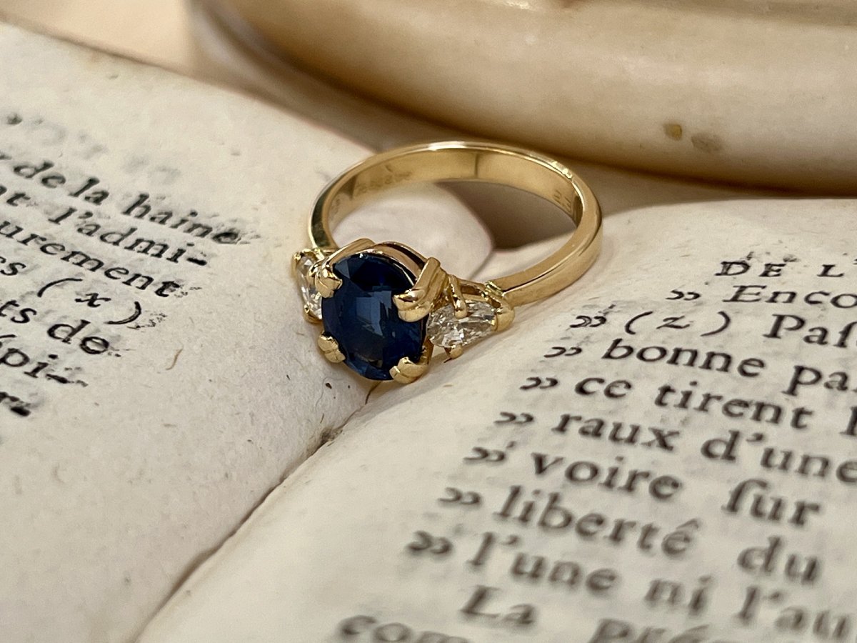 Yellow Gold Ring, 2-carat Oval Sapphire And Pear-shaped Diamonds Totaling 0.80 Carats-photo-2