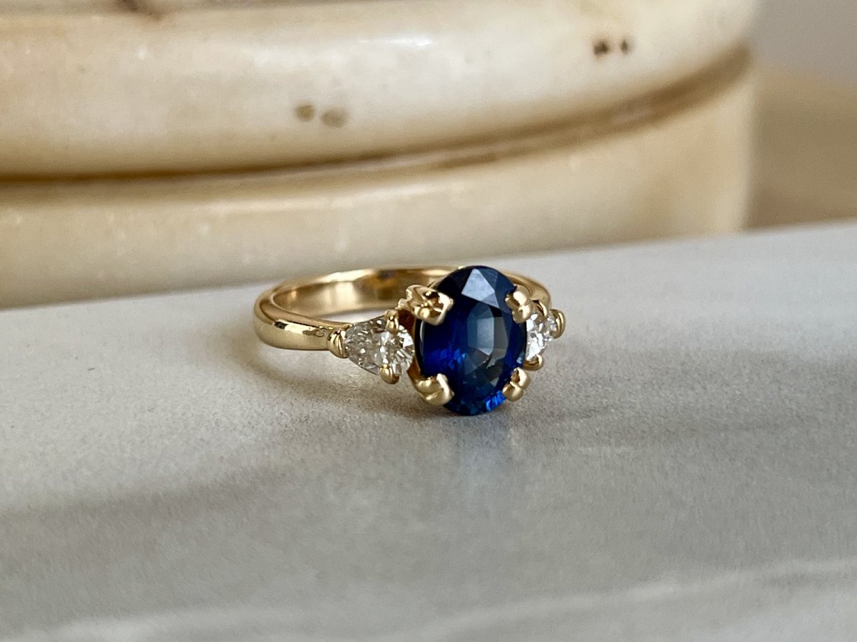 Yellow Gold Ring, 2-carat Oval Sapphire And Pear-shaped Diamonds Totaling 0.80 Carats-photo-3