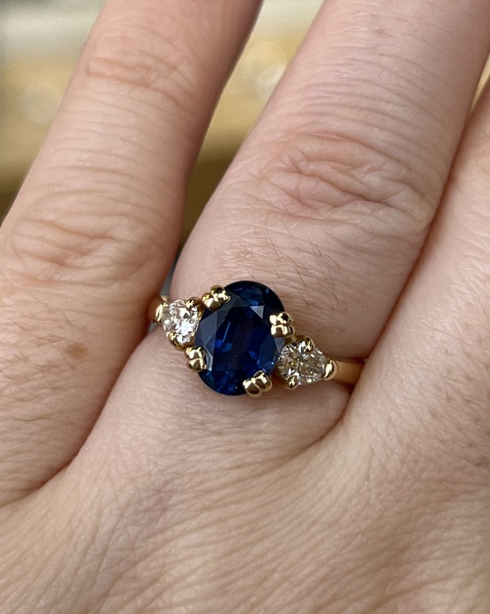 Yellow Gold Ring, 2-carat Oval Sapphire And Pear-shaped Diamonds Totaling 0.80 Carats-photo-4