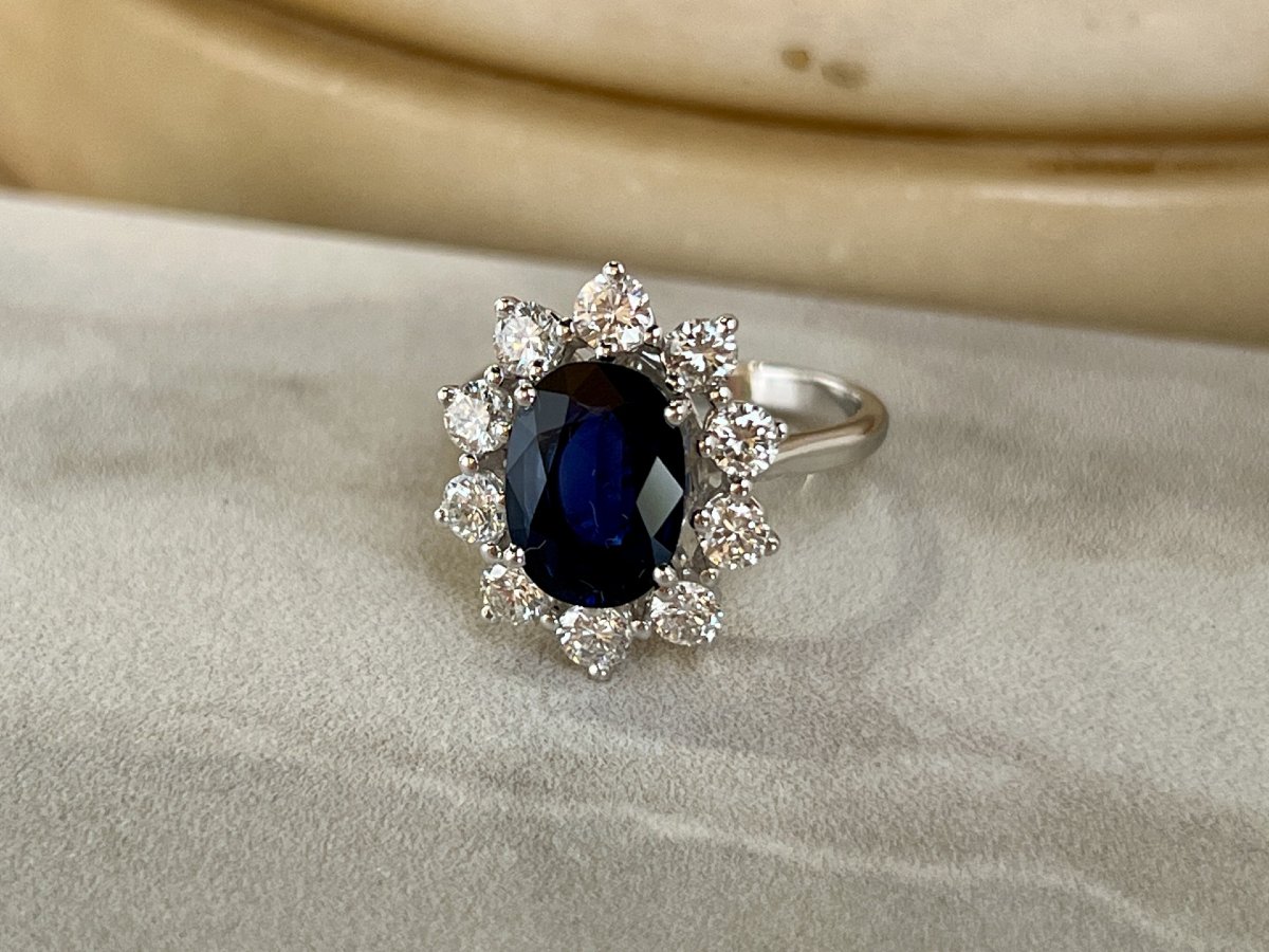 Marguerite Ring In White Gold, Oval-cut Sapphire Of 1.60 Carats And Diamonds Totaling 0.80 Carats-photo-2