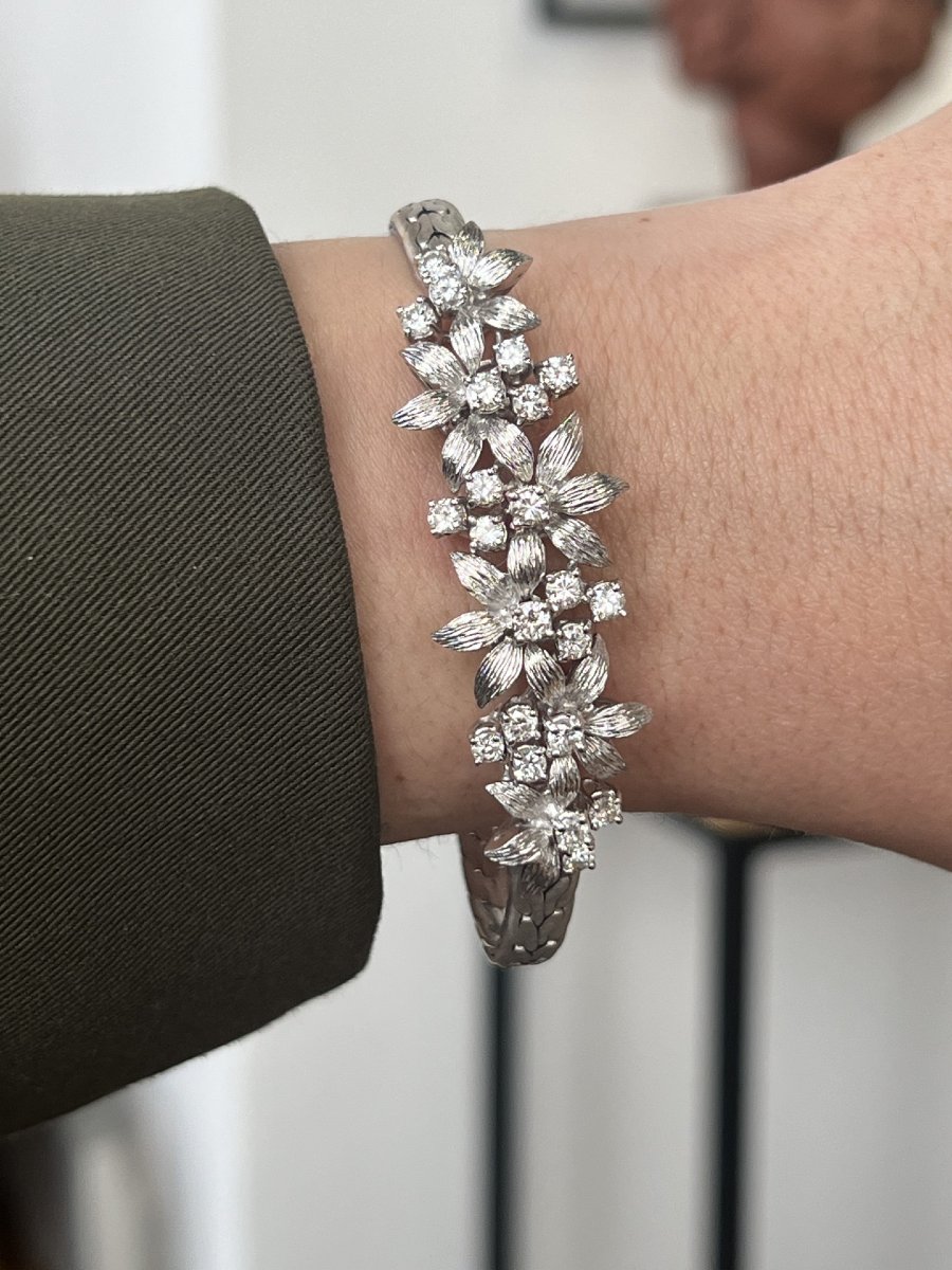 Bracelet semi-rigide motifs floraux en or blanc et diamants pour 1,80 carat-photo-4