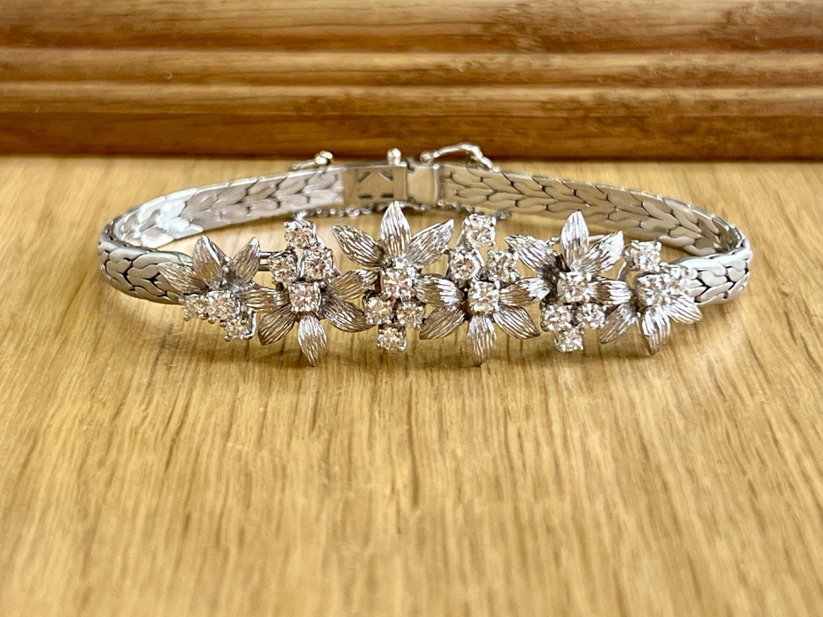 Bracelet semi-rigide motifs floraux en or blanc et diamants pour 1,80 carat