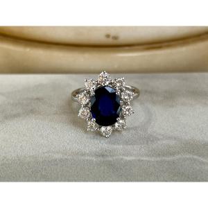 Bague Marguerite en or blanc, saphir de taille ovale de 1,60 carat et diamants pour 0,80 carat
