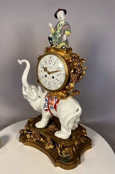 Pendule à l'éléphant en porcelaine et bronze-photo-1