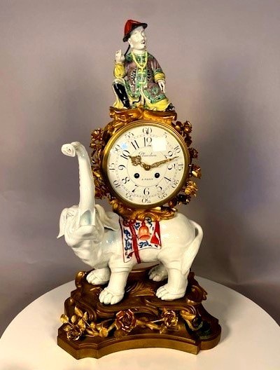 Pendule à l'éléphant en porcelaine et bronze