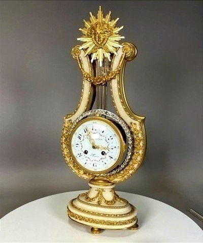 Pendule lyre en bronze doré et marbre blanc