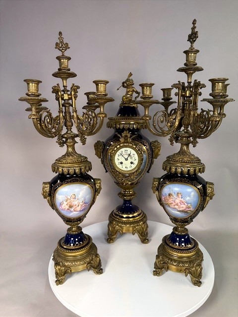 Garniture de cheminée de style Louis XVI 