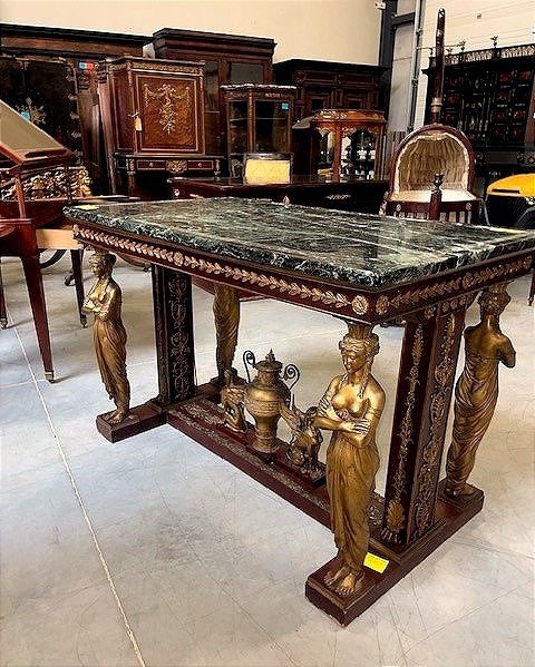 Table de milieu de style Empire
