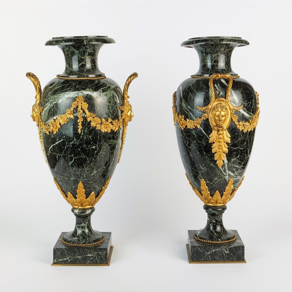 Paire de vases en marbre d'une taille supérieure à la normale