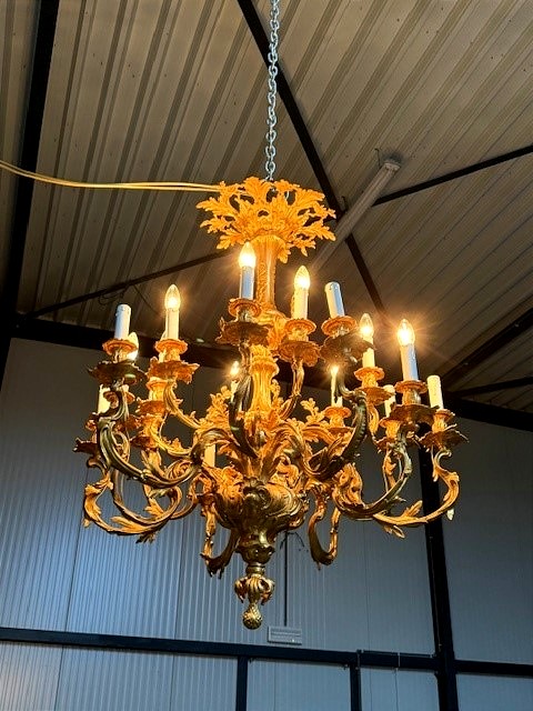 Grand lustre en bronze doré à 16 lumières