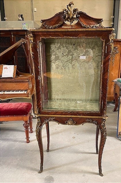 Vitrine aux espagnolettes