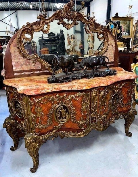 "medallion" Chest Of Drawers