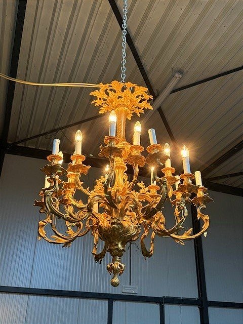 grand lustre de style rocaille à 16 branches