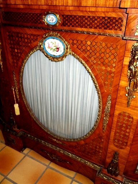 Dressoir et miroir en bois de rose et porcelaine de Sèvres-photo-4
