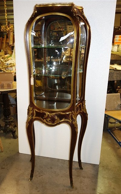 Vitrine de style Louis XV