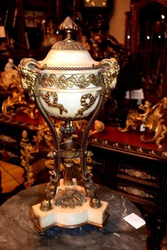 Paire de cassolettes en marble blanc -photo-2