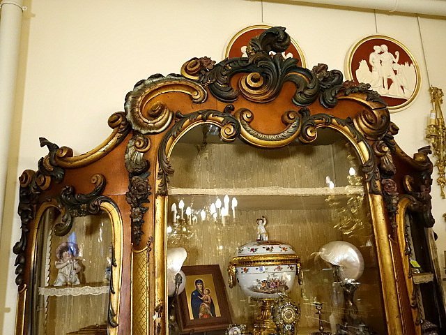 Baroque-style Castle Display Case -photo-3