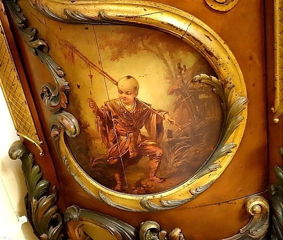Baroque-style Castle Display Case -photo-2