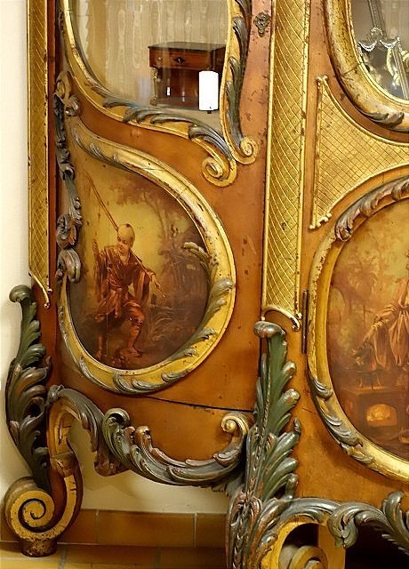 Baroque-style Castle Display Case -photo-8