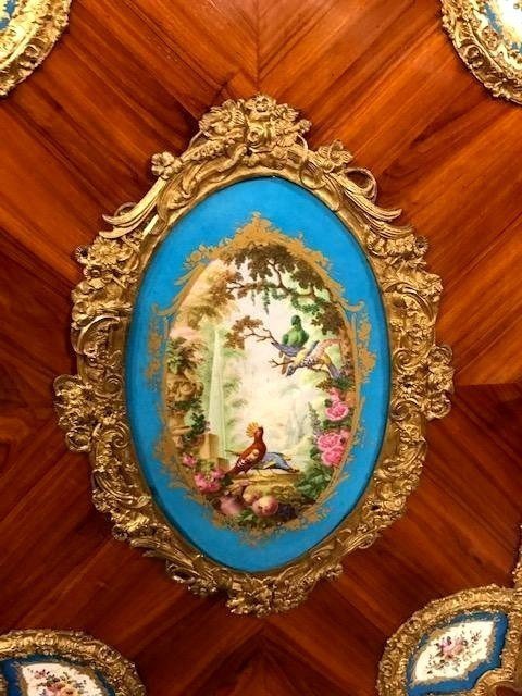 Meuble en bois de rose et porcelaine de Sèvres-photo-4