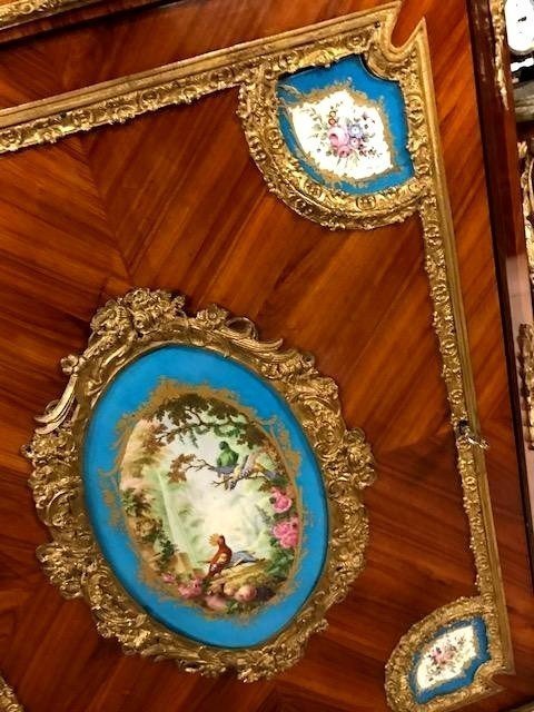Meuble en bois de rose et porcelaine de Sèvres-photo-7
