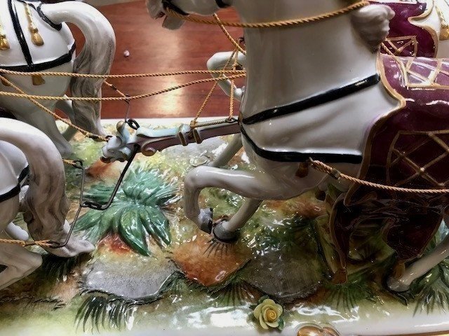 Carosse à chevaux en porcelaine -photo-1