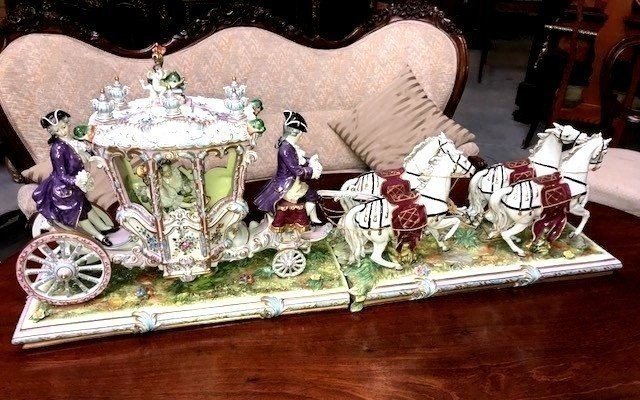 Carosse à chevaux en porcelaine 