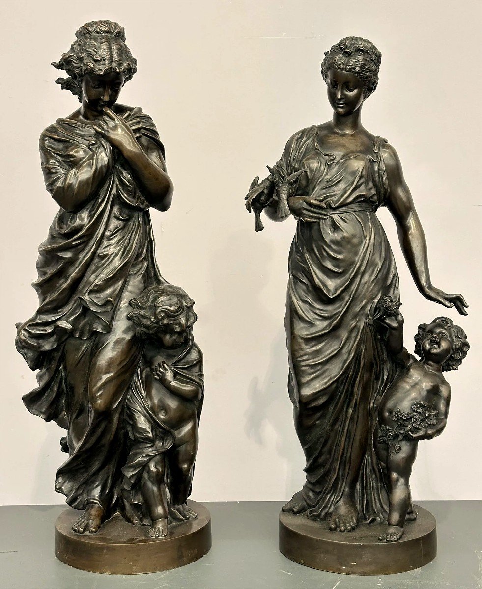 Paire de sculptures en bronze patiné.