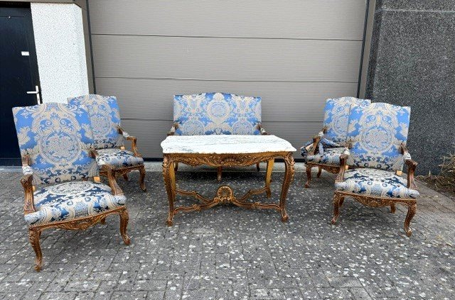 A Spectacular And Palatial Size Suite