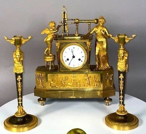 Rare pendule Empire figurant "la découverte de l'électricité statique
