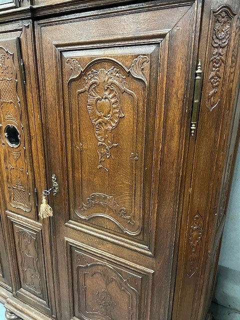 A Wardrobe With An 18th-century Clock-photo-1