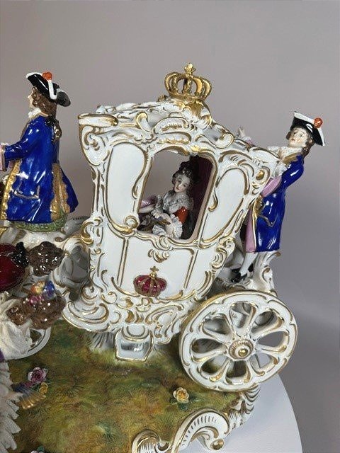 A Magnificent And Large Porcelain Carriage -photo-2