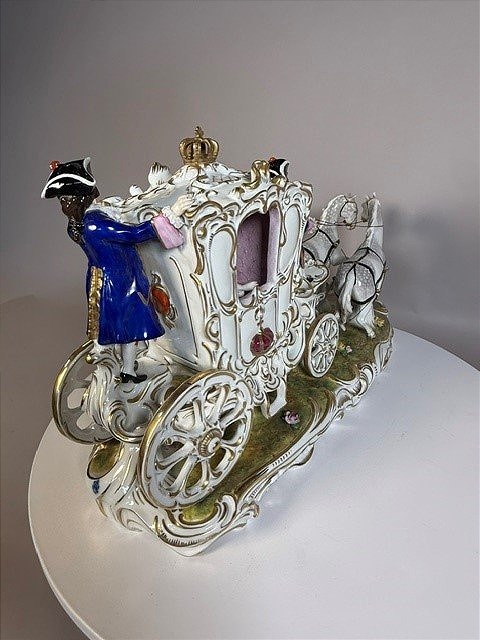 A Magnificent And Large Porcelain Carriage -photo-2