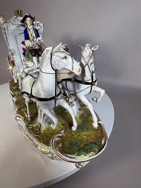 A Magnificent And Large Porcelain Carriage -photo-4
