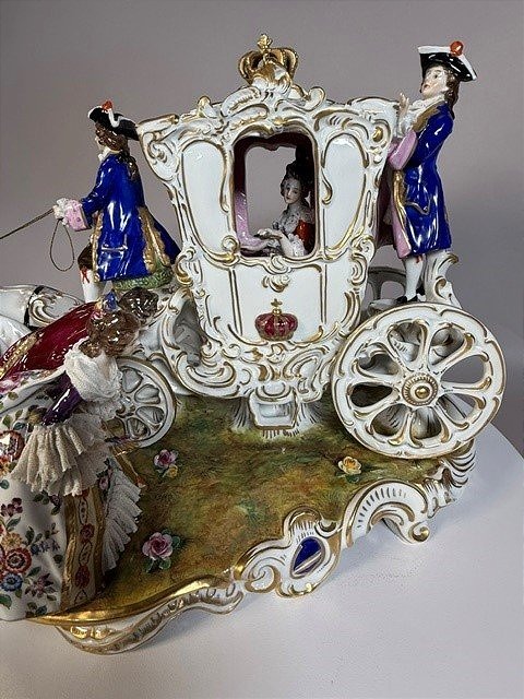 A Magnificent And Large Porcelain Carriage -photo-7