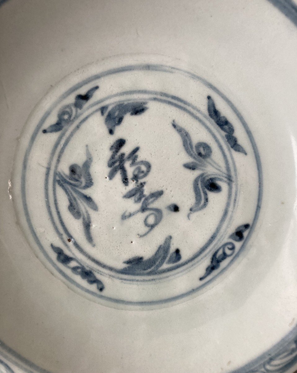 Chine: Plat circulaire  creux en porcelaine "Swatow" 17ème Siècle-photo-2