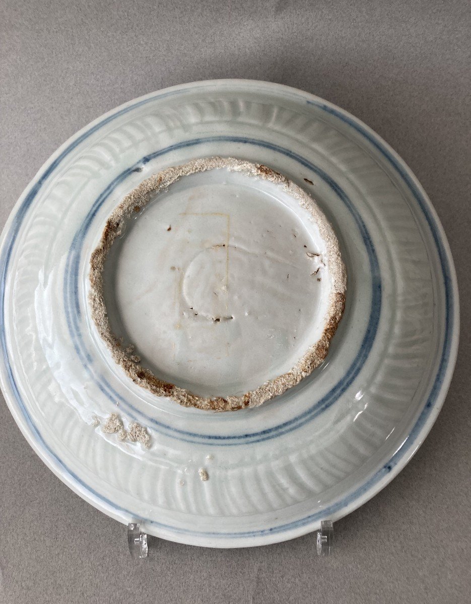 Chine: Plat circulaire  creux en porcelaine "Swatow" 17ème Siècle-photo-3