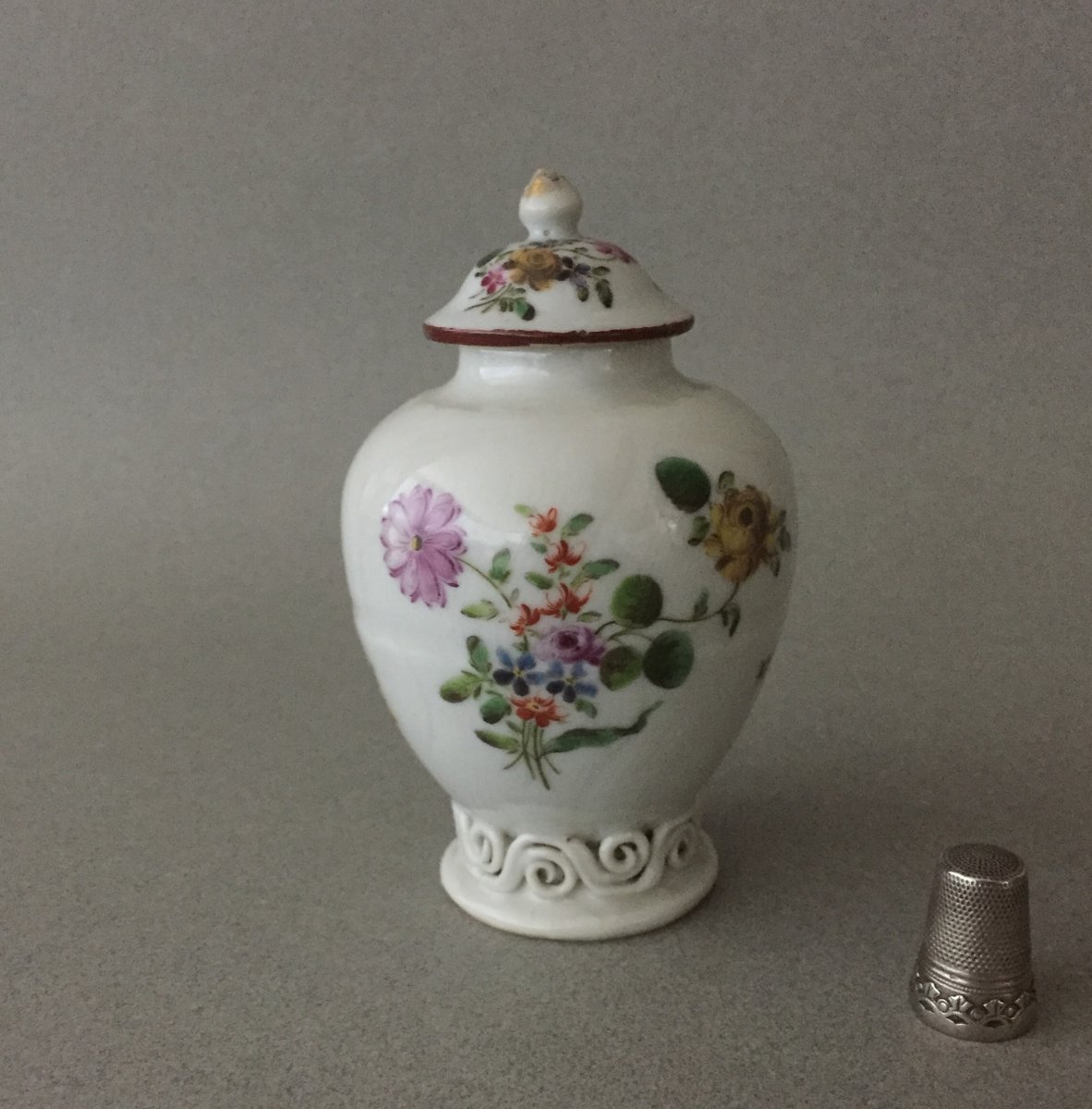 Chine: Boîte à Thé  couverte en porcelaine 18ème