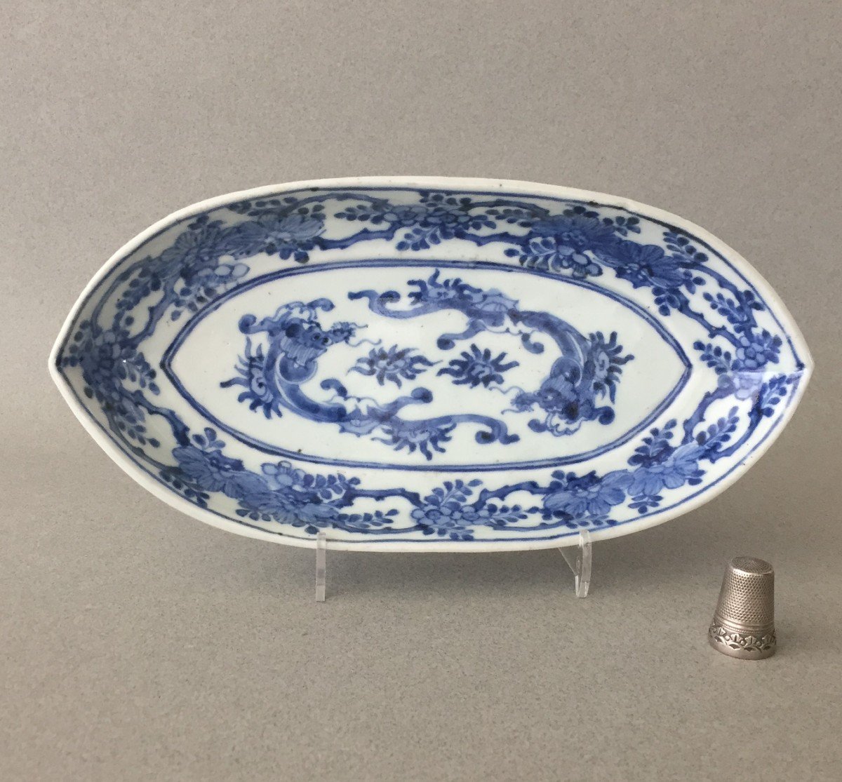 Japon: Petit plat navette Bleu/Blanc 1690 - 1740