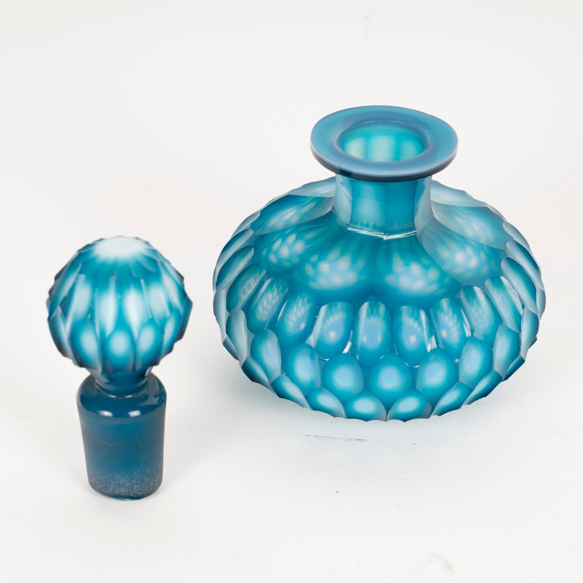 BACCARAT: Flacon en opaline bleu et blanc en nid d’abeille, époque Charles X-photo-1
