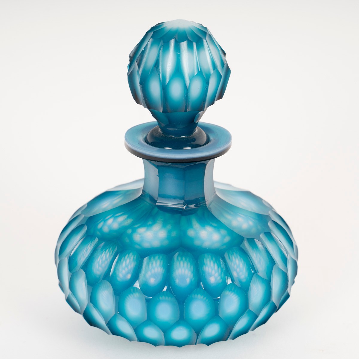 BACCARAT: Flacon en opaline bleu et blanc en nid d’abeille, époque Charles X