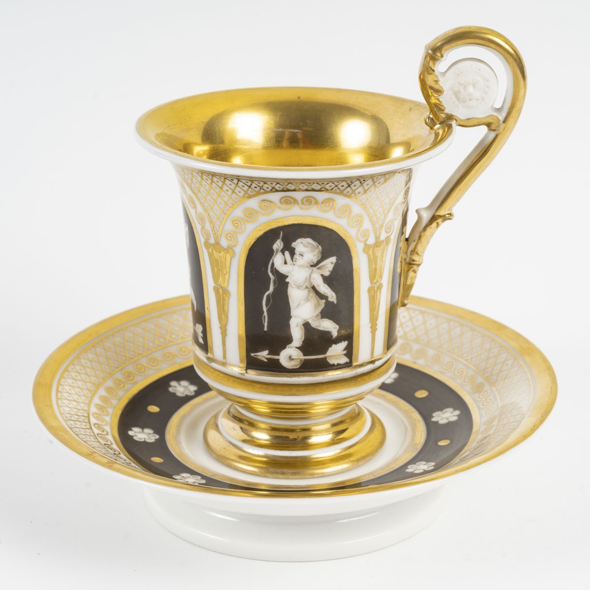 PARIS : grande tasse jasmin, début 19e